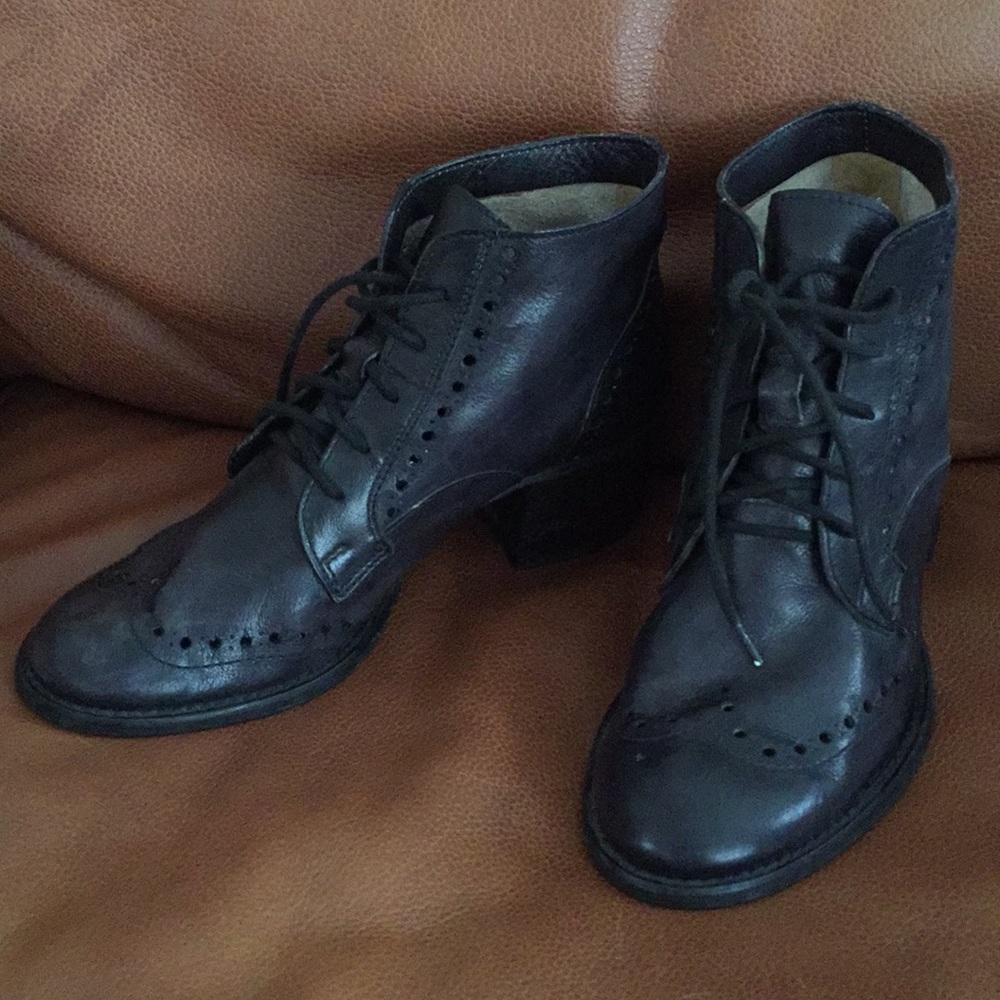 Donald Pliner black leather boots